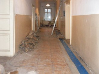 Korytarz szkolny przed pracami - fot. Archiwum PLSP w Kościelcu