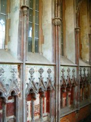 Widok sediliów w fragmencie ściany północnej przed pracami