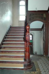 Hol wejściowy i klatka schodowa przed pracami - fot. Archiwum IChB PAN - PCSS w Poznaniu