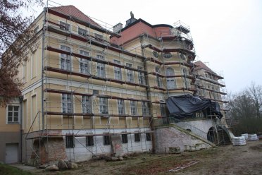 Prace przy elewacji frontowej