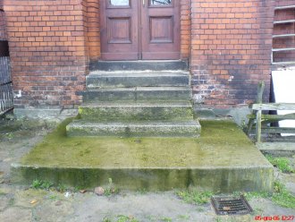 Ceglane elewacje zewnętrzne, schody, otoczenie  przed pracami - fot. Archiwum SR w Gnieźnie