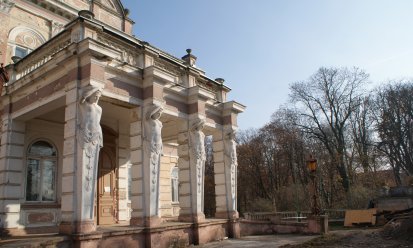 Portyk wejściowy przed pracami - fot. Archiwum PLSP w Kościelcu