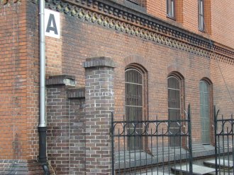 Ceglane elewacje zewnętrzne, schody, otoczenie  przed pracami - fot. Archiwum SR w Gnieźnie