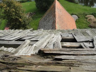 Poszycie hełmu wieży i dachu nawy przed pracami - fot P. Miśkowicz