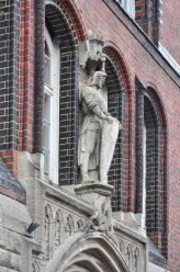 Rzeźba nad wejściem głównym przed pracami - fot.  R. Walkiewicz, NID OT Szczecin