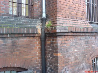 Ceglane elewacje zewnętrzne, schody, otoczenie przed pracami - fot. Archiwum SR w Gnieźnie