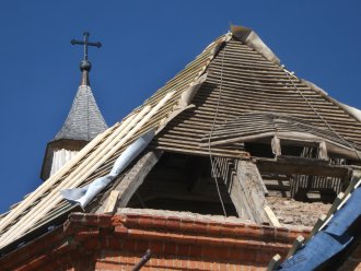 Pokrycie dachu w trakcie prac - fot P. Miśkowicz