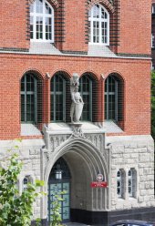 Rzeźba nad wejściem głównym po pracach - fot. Archiwum KWP Szczecin