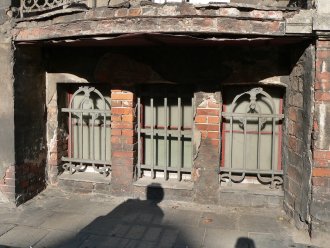 Kraty okien suteren przed pracami - fot. Archiwum IChB PAN - PCSS w Poznaniu