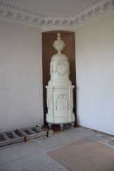 Neoklasycystyczny piec w w saloniku Heleny z Rohozińskich Raczyńskiej przed pracami