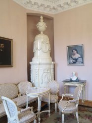 Neoklasycystyczny piec w w saloniku Róży z Rohozińskich Raczyńskiej po pracach - fot. R. Banach, NID OT Poznań